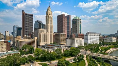 Ufuk çizgisi ile Columbus şehir merkezi - hava aracı fotoğrafçılığı - COLUMBUS, OHIO - Haziran 06, 2023