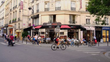 Paris Saint Germain 'deki küçük sokak kafeleri ve restoranlar - PARIS, FRANCE - 4 Eylül 2023