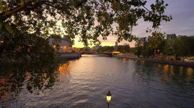 Paris 'teki Seine Nehri üzerinde harika bir akşam manzarası. Fransa' da seyahat fotoğrafçılığı.