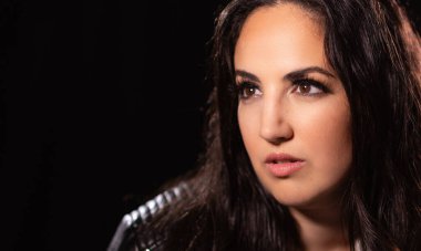 Kendine güvenen genç bir kadının portresi. Stüdyoda manken fotoğrafı.