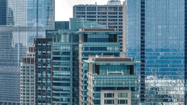 Chicago şehir merkezindeki modern gökdelenler - hava aracı fotoğrafçılığı - Chicago, ILLINOIS - Haziran 06, 2023
