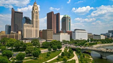 Ufuk çizgisi ile Columbus şehir merkezi - hava aracı fotoğrafçılığı - COLUMBUS, OHIO - Haziran 06, 2023