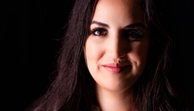 Kadın bir Türk modelinin güzel bir fotoğrafı. Stüdyoda manken fotoğrafı.