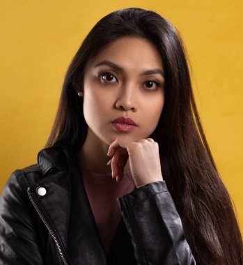 Güzel bir yüzü olan genç bir Asyalı kadın. Renkli arka planda portresi var. Yüksek kalite fotoğraf