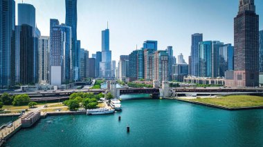Chicago Nehri şehir merkezindeki ikonik binalarıyla hava aracı fotoğrafçılığı - ŞİKAGO, ILLINOIS - Haziran 06, 2023