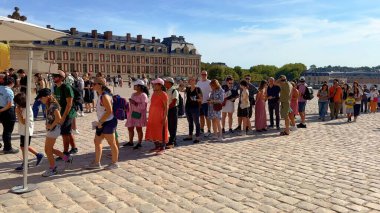 Versailles Kalesi 'ni ziyaret etmek için sıra - PARIS, FRANCE - 05 Eylül 2023