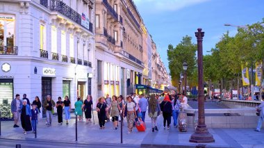 Paris 'teki Champs-Elysee Bulvarı' nda yürüyen insanlar yavaş çekim - PARIS, FRANCE - Eylül 04, 2023