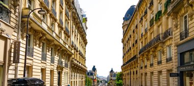 Güneşli bir günde Paris 'in tipik konakları - PARIS, FRANCE - 4 Eylül 2023