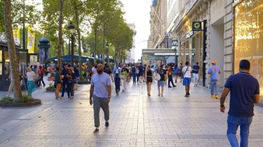 Paris 'teki Champs-Elysee Bulvarı' nda yürüyen insanlar PARIS, FRANCE - Eylül 04, 2023