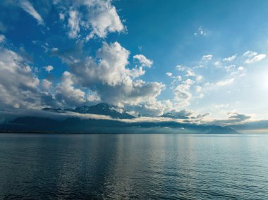 Leman Gölü üzerinde güzel bulutlar - seyahat fotoğrafçılığı