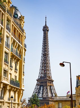 Paris Eyfel Kulesi 'nin muhteşem manzarası bir yerleşim bölgesinden - PARIS, FRANCE - 4 Eylül 2023