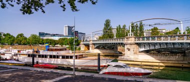 Paris, Seine Nehri 'ndeki küçük marina PARIS, FRANCE 4 Eylül 2023