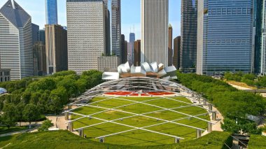 Jay Pritzker Pavyonu Chicago Millennium Parkı 'ndan - hava aracı fotoğrafçılığı - ŞİKAGO, ILLINOIS - Haziran 06, 2023