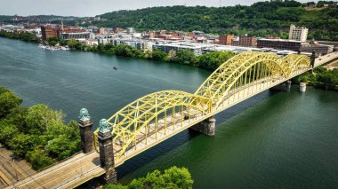 Pittsburgh 'un Sarı Köprüleri - Hava Aracı Fotoğrafçılığı - Pittsburgh, PENNSYLVANIA - Haziran 09, 2023