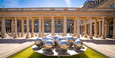 Paris Kraliyet Paris Louvre Bölgesi - PARIS, FRANCE - 4 Eylül 2023