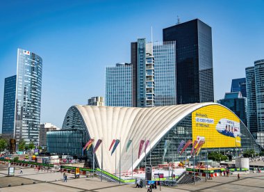 Paris 'teki modern La Savunma Meydanı - PARIS, FRANCE - 4 Eylül 2023