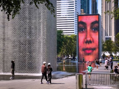 Crown Fountain Şikago 'daki Millennium Parkı' nda gece - ŞİKAGO, ABD - Haziran 06, 2023