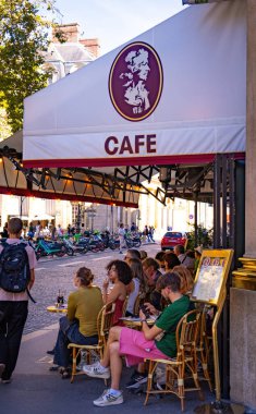 Sıcak bir yaz gününde Paris 'teki sokak kafesi - PARIS, FRANCE - 4 Eylül 2023