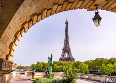 Bir-Hakeim Köprüsü 'nden Paris' teki Eyfel Kulesi - PARIS, FRANCE - 4 Eylül 2023