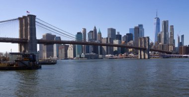 Brooklyn Köprüsü 'nün üzerinde Brooklyn Köprüsü Parkı' ndan sokak fotoğrafçılığı