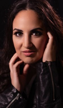 Kendine güvenen genç bir kadının portresi. Stüdyoda manken fotoğrafı.