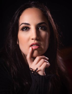 Kendine güvenen genç bir kadının portresi. Stüdyoda manken fotoğrafı.