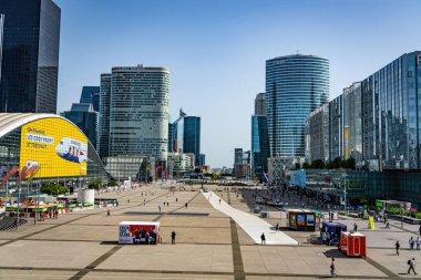 Paris 'teki modern La Savunma Meydanı - PARIS, FRANCE - 4 Eylül 2023