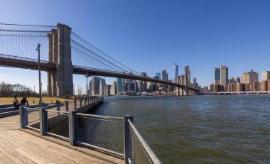 Brooklyn Köprüsü Parkı 'ndan Brooklyn Köprüsü' ne bakın - New York, Birleşik Devletler - 14 Şubat 2023