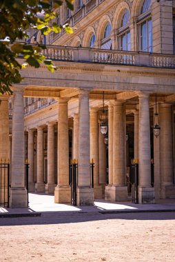 Paris Kraliyet Paris Louvre Bölgesi - PARIS, FRANCE - 4 Eylül 2023