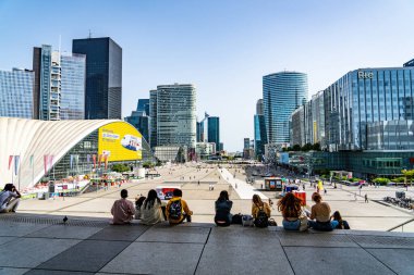 Paris 'teki modern La Savunma Meydanı - PARIS, FRANCE - 4 Eylül 2023