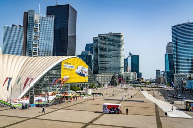 Paris 'teki modern La Savunma Meydanı - PARIS, FRANCE - 4 Eylül 2023