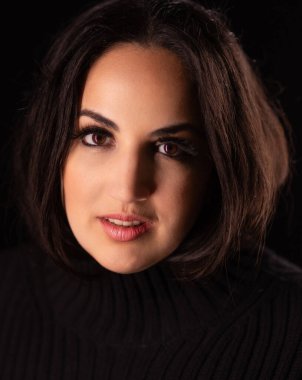 Stüdyoda güzel yüzlü bir Türk kadını yakından çek.