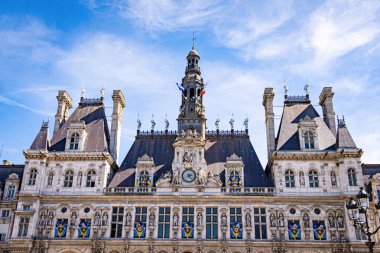 Güneşli bir günde Paris Belediye Binası ve Meydanı - PARIS, FRANCE - 4 Eylül 2023