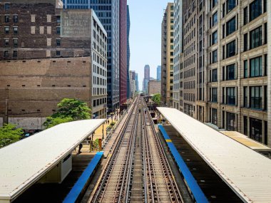 Chicago 'daki Adams Wabash Metro İstasyonu' ndaki metro rayları - CHICAGO, ABD - 06 Haziran 2023