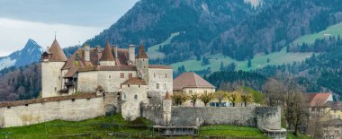 İsviçre 'deki ünlü Gruyere Şatosu ayrıca Schloss Greyerz olarak da bilinir. Seyahat fotoğrafçılığı.