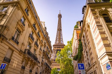 Paris 'teki Eyfel Kulesi' nin güzel manzarası tipik malikaneler arasında - PARIS, FRANCE - 4 Eylül 2023