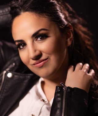 Stüdyoda güzel yüzlü bir Türk kadını yakından çek.