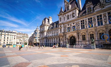 Güneşli bir günde Paris Belediye Binası ve Meydanı - PARIS, FRANCE - 4 Eylül 2023