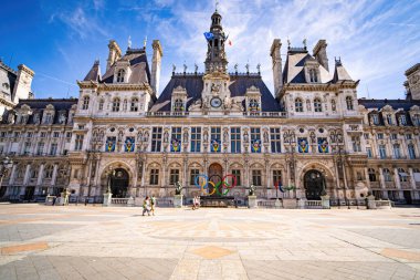 Güneşli bir günde Paris Belediye Binası ve Meydanı - PARIS, FRANCE - 4 Eylül 2023