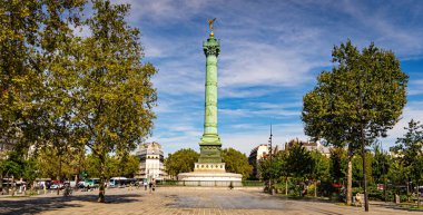 Güneşli bir günde Paris 'te Bastille Meydanı - PARIS, FRANCE - 4 Eylül 2023