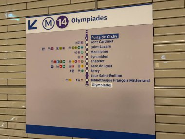 Paris 'teki Olympiades metro istasyonu - PARIS, FRANCE - 4 Eylül 2023