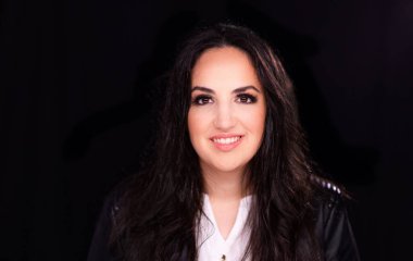 Stüdyoda mankenlik yapan bir Türk kadınının güzel yüzü.