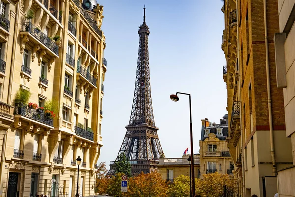 Paris Eyfel Kulesi 'nin muhteşem manzarası bir yerleşim bölgesinden - PARIS, FRANCE - 4 Eylül 2023