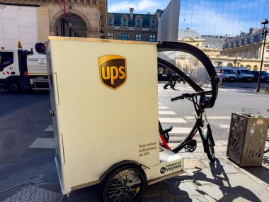 Bisikletli kurye - PARIS, FRANCE - 4 Eylül 2023