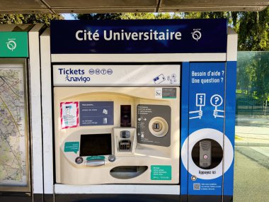 Paris 'te Tram Biletleri ve toplu taşıma için bilet makinesi - PARIS, FRANCE - 4 Eylül 2023