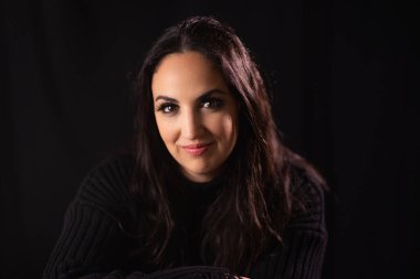 Stüdyoda kendine güvenen genç bir kadın. Stüdyoda manken fotoğrafçılığı.