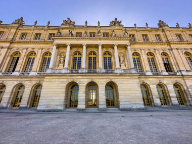 Güneşli bir günde Paris 'teki Versailles Şatosu - PARIS, FRANCE - 4 Eylül 2023