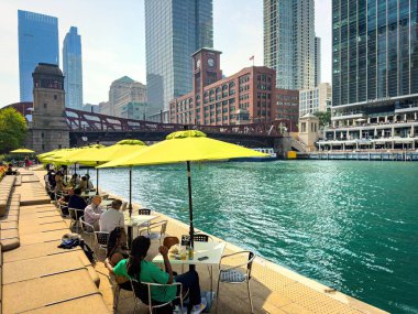 Chicago Riverwalk şehir merkezinde - Chicago, ABD - Haziran 05, 2023