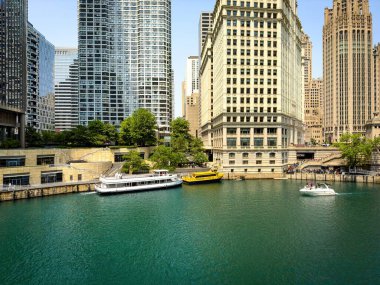 Chicago şehir merkezinde Chicago Nehri - Chicago, ABD - Haziran 05, 2023