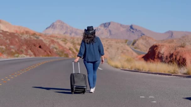 Młoda Kobieta Spacerująca Samotnie Pustyni Walizką Jako Bagażem Zdjęcia Wakacji — Wideo stockowe